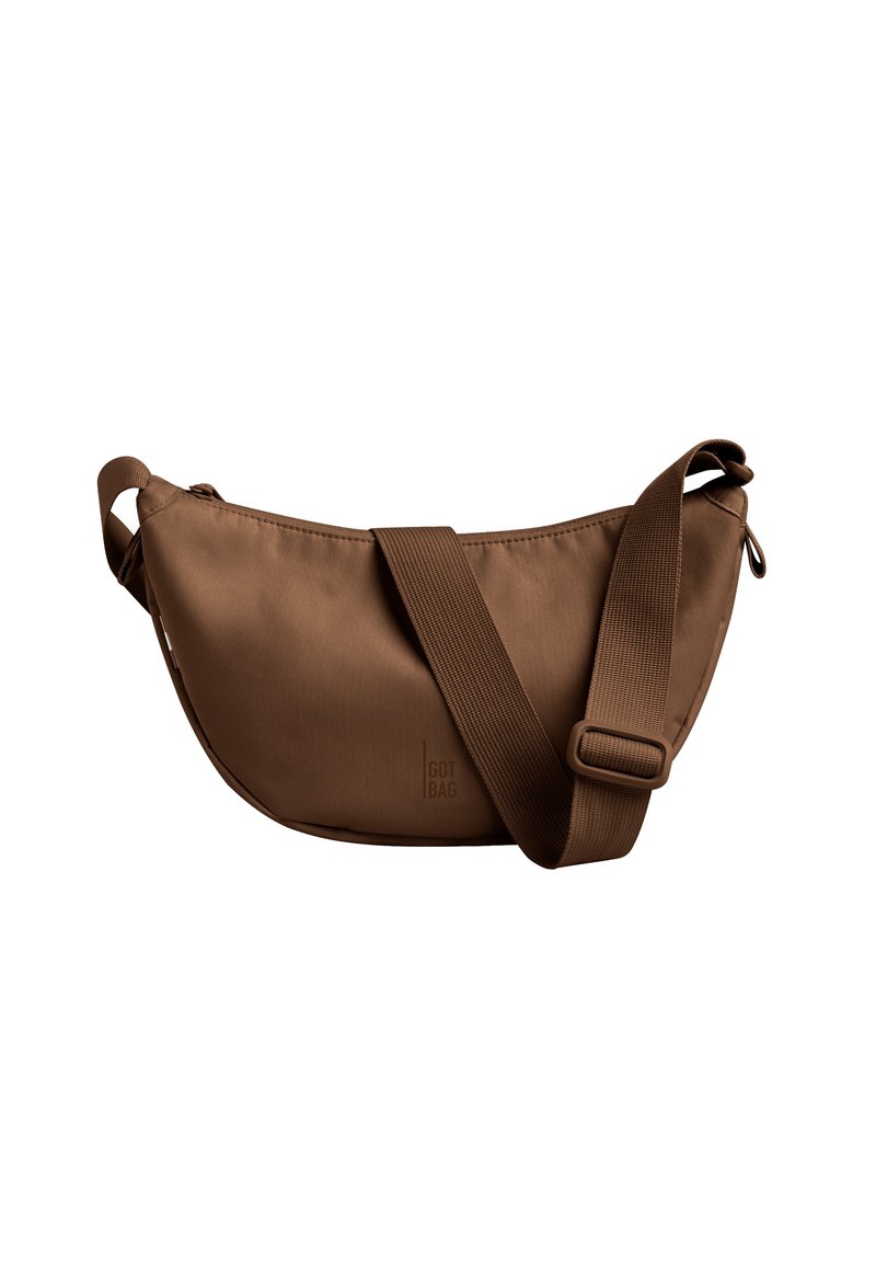 Borsa a tracolla marrone realizzata in materiale sostenibile. Presenta una forma arrotondata, chiusura con zip e una tracolla in tessuto regolabile.