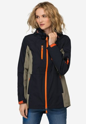 Dames waterdichte jas met een mix van marineblauw en olijfgroen, voorzien van feloranje ritsen en accenten; inclusief een capuchon en meerdere zakken.