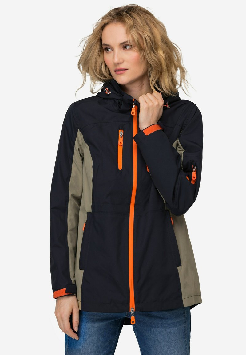 Giacca waterproof da donna in un mix di blu navy e verde oliva, con zip e dettagli arancioni brillanti; include un cappuccio e diverse tasche.