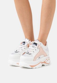 Buffalo London Sapatilhas - rose gold-coloured