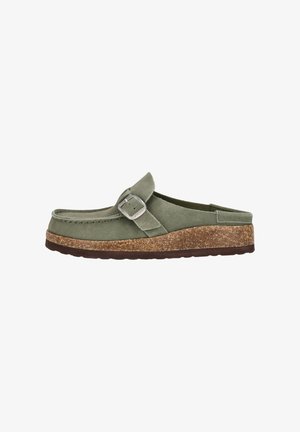 Chaussure à enfiler en suède vert avec un bout rond, détail de boucle en argent et une semelle intermédiaire en liège épaisse, dotée d'une semelle extérieure en caoutchouc brun texturé.