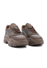 Sneakers marroni con suola in gomma testurizzata, collarino imbottito e pannelli decorati con accenti azzurri chiari e dettaglio del logo sulla linguetta.