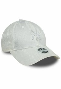 Weißes Basecap mit einem strukturierten, glänzenden Schlangenhautmuster. Mit gesticktem NY-Logo und gebogenem Schirm. Verstellbarer Riemen hinten.