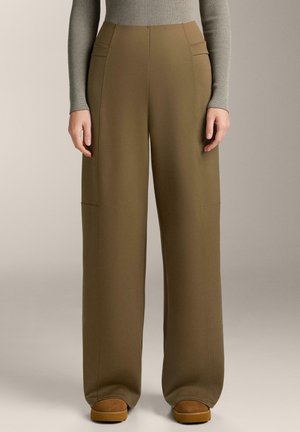 - Spodnie materiałowe