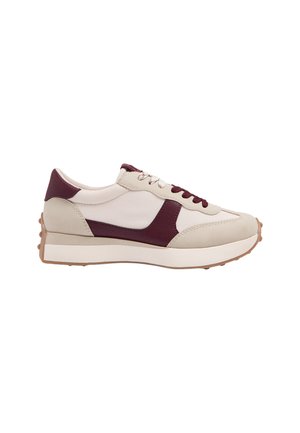 Niskoprofilowy sneaker w kolorze kremowym z bordowymi akcentami, sznurowany z przodu, z grubą białą podeszwą i teksturowaną gumową spodem zapewniającym dobrą przyczepność.
