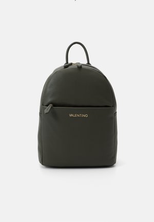 Dunkelgrüner Leder-Rucksack von Valentino mit Frontreißverschlusstasche und obenliegendem Griff vor einem einfarbigen hellen Hintergrund.