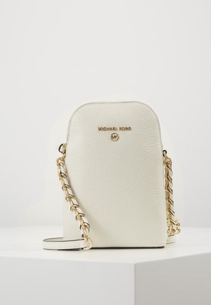 Sac bandoulière en cuir blanc texturé avec une bandoulière chaîne dorée et le logo Michael Kors sur le devant, présenté sur une surface blanche.