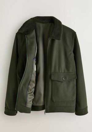 Tmavě zelená bunda s fleecovým límcem, částečně rozepnutá, aby byl vidět hladký vnitřní potah a přední klopový kapsa se zapínáním na knoflík.