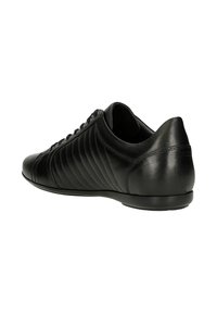 Sneaker in pelle nera con finitura liscia, caratterizzato da pattern di cuciture verticali sui lati, punta arrotondata e suola a profilo basso.