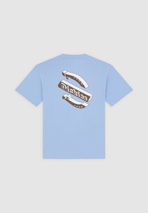T-shirt en coton bleu clair avec un graphisme décoratif au dos, présentant le mot « Dickies » en lettres stylisées et en gras, avec des accents courbés.