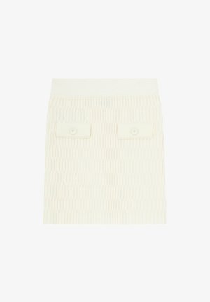 Falda de punto crema con un patrón texturizado, dos bolsillos frontales con cierre de botón y una cinturilla elástica para un uso cómodo.