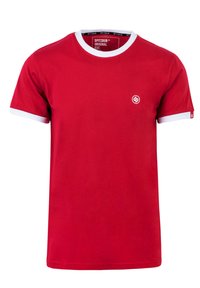 Rotes Baumwoll-T-Shirt mit rundem weißen Kragen und Ärmelabschlüssen. Verfügt über ein kleines weißes Logo auf der linken Brustseite. Glatte Textur.