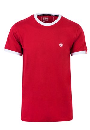 Rode katoenen T-shirt met een ronde witte kraag en mouwranden. Bevat een klein wit logo op de linkerborst. Soepele textuur.