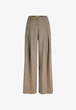 Pantalones beige de pierna ancha con pliegues, trabillas para cinturón y cierre con un solo botón en la cintura.