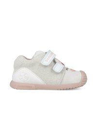 Zapato de ante gris para toddler con acentos rosas, correas blancas ajustables, punta redonda y suela de goma texturizada. Presenta un gráfico decorativo.