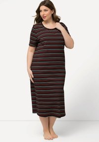 Nightgown a righe nere con maniche corte, con linee orizzontali in rosso, crema e verde. Tessuto morbido, taglio al ginocchio, vestibilità comoda.