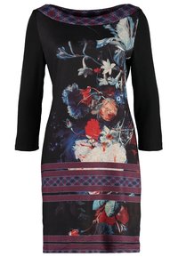 Robe noire longueur genou avec manches trois-quarts, motif floral en rouge, blanc, bleu et violet, et bandes à motif géométrique à l'encolure et à l'ourlet.