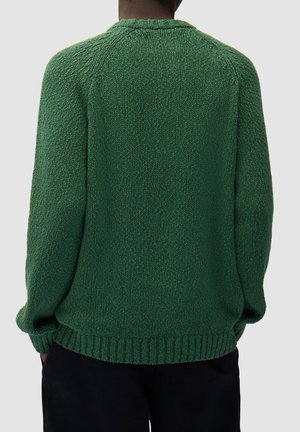 Maglione verde lavorato a maglia con finitura testurizzata, scollo rotondo e orlo a coste. Vestibilità ampia con maniche lunghe e cuciture raglan.