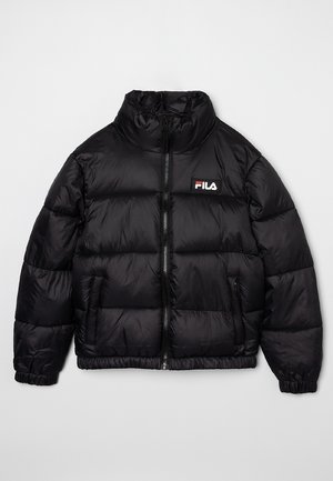 Schwarze FILA gesteppte Jacke mit hohem Kragen, durchgehendem Frontreißverschluss, elastischen Bündchen und Seitentaschen auf hellem Hintergrund.