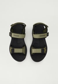 Črne in olivno zelene sandale z nastavljivimi trakovi, teksturiranimi podplati in logotipom na zgornjem traku. Lahke in zasnovane za udobje.