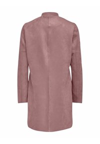 Rosafarbener, langärmeliger Mantel mit glatter, wildlederartiger Textur, Rückenschlitz und minimalistischem Design mit hohem Kragen.