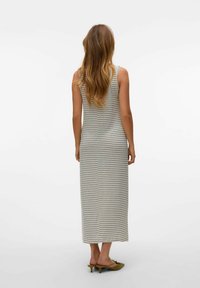 Robe maxi sans bretelles rayée en gris clair avec des rayures horizontales plus foncées. Silhouette longue et ajustée avec une coupe droite et une fente sur le côté.