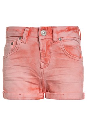 Shorts de denim rosa con un efecto de tie-dye desvanecido, que presentan un cierre de botón, bolsillos frontales y dobladillos enrollados en el extremo.