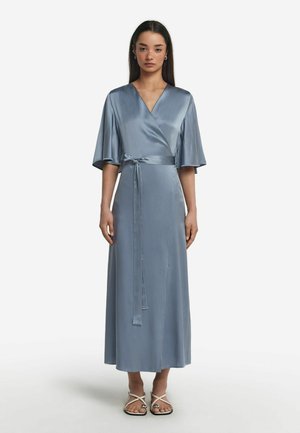 Satin-Wickelkleid in Hellblau, mit V-Ausschnitt, weiten Ärmeln, gebundenem Taillenband und bodenlanger Silhouette. Einfaches und elegantes Design.