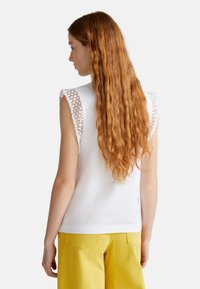 United Colors of Benetton Triko s potiskem - white