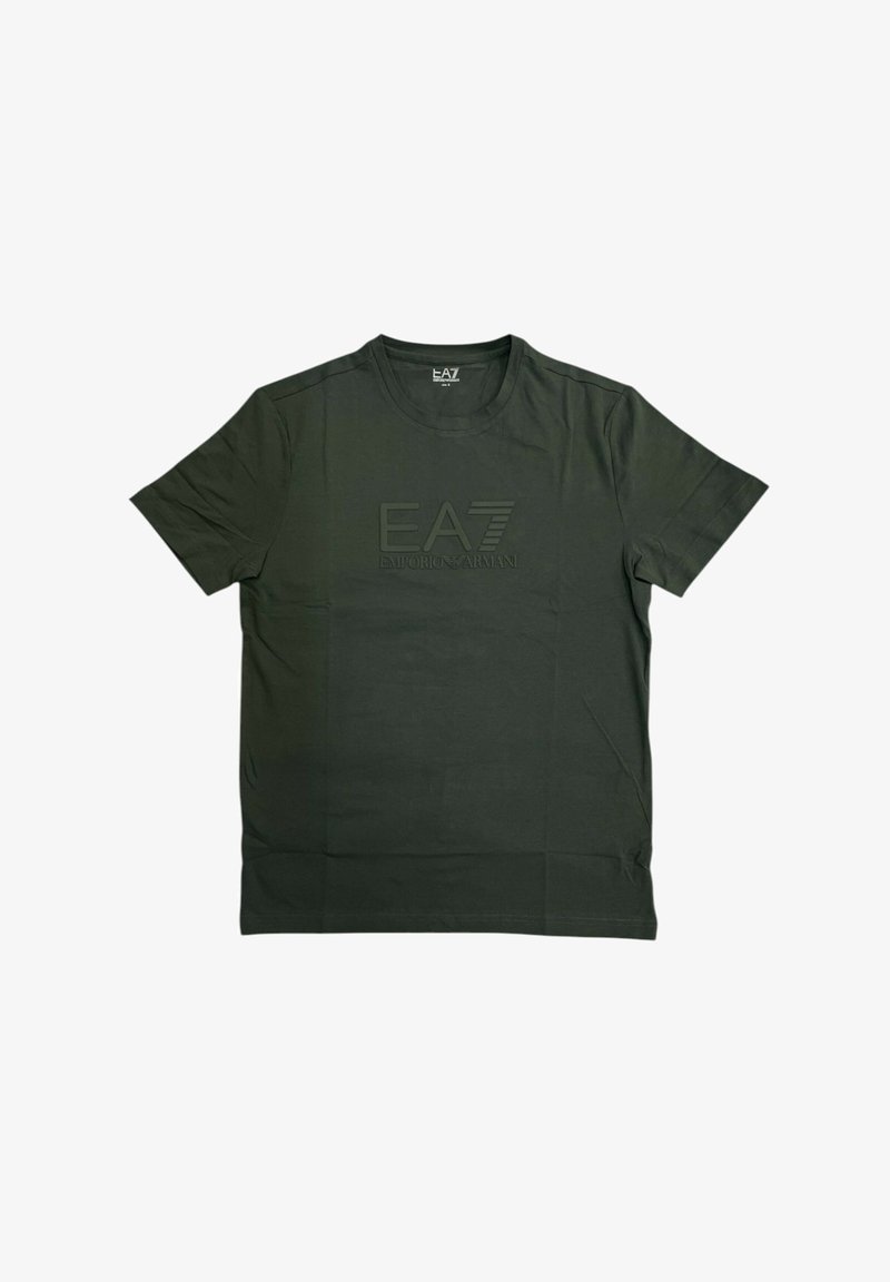 T-shirt verde in cotone con maniche corte, scollo rotondo e logo EA7 in rilievo sulla parte anteriore. Tessuto liscio, vestibilità informale.