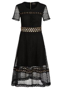 Robe en dentelle noire à manches courtes, avec des découpes circulaires, une taille cintrée ornée d'accents dorés et une jupe évasée avec un ourlet transparent.