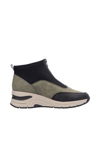 Baskets montantes en suède vert olive, avec des accents en cuir noir et un panneau élastique noir avec une fermeture éclair sur le côté, montées sur une semelle beige clair.