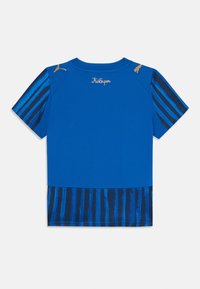 Plava kratkoshavna majica s jednobojnim gornjim dijelom, prugastim detaljima na dnu i zlatnim logotipima na ramenima.