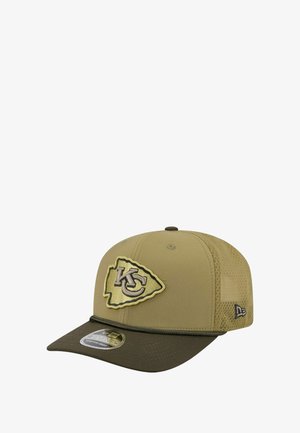 Khakifarbene Mütze mit einem dunkelgrünen Schirm, die mit einem goldenen, gestickten Logo der Kansas City Chiefs versehen ist. Mit Mesh-Seiten für Atmungsaktivität gestaltet.
