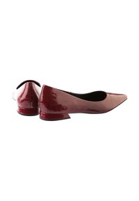 Ballerines en cuir verni bordeaux avec une texture crocodile, bout pointu et petit talon carré. Fini lisse avec des détails de design minimalistes.