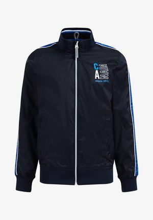 Giacca blu navy con zip, con rifiniture a righe bianche e blu sulle maniche e polsini a costine, con le scritte "CANADA" e "WATERTON LAKES CA".