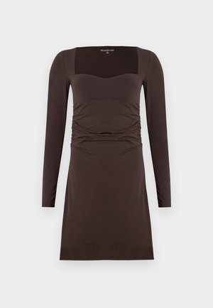 Brun, langærmet kjole med firkantet uddybning og indsamlet detaljering i taljen. Glat tekstur, knælængde og tætsiddende design.