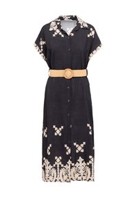 Zwarte button-up jurk met een kraag en korte mouwen, versierd met beige bloemenpatronen en een geweven beige riem in de taille.