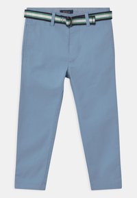 Ljusblå bomullschinos med ett flerfärgat bälte i gröna, vita och marinblå accenter. Raka ben och sidofickor.