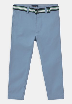 Jasnoniebieskie bawełniane chinosy z paskiem w wielokolorowe paski w odcieniach zieleni, bieli i granatu. Prosty krój nogawki z bocznymi kieszeniami.