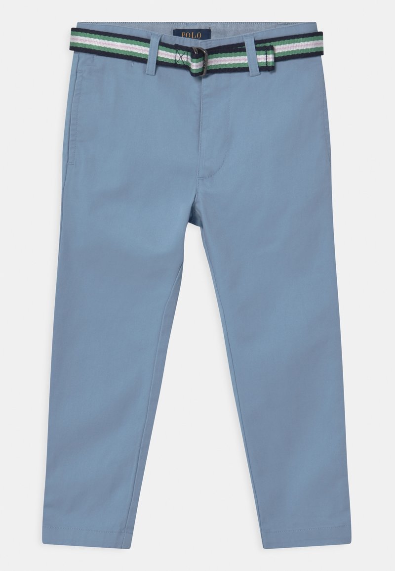 Ljusblå bomullschinos med ett flerfärgat bälte i gröna, vita och marinblå accenter. Raka ben och sidofickor.