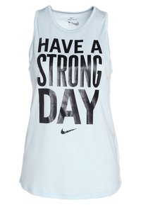 Camiseta de tirantes azul claro hecha de tela Dri-FIT, con un gran texto negro que dice "HAVE A STRONG DAY" y un pequeño logo de Nike en la parte inferior.