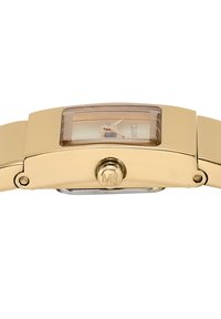 Reloj de pulsera dorado con una caja rectangular, cristal transparente y una esfera simple. Presenta un logo en la corona y una correa de metal lisa.