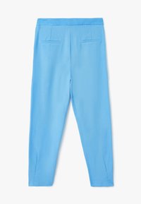 Lichtblauwe broek met een soepele textuur, voorzien van een getailleerde pasvorm, achterzakken en een nette, maatwerk taille.
