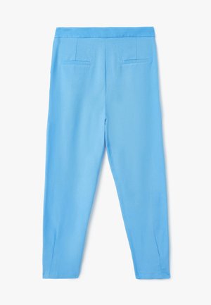 Pantalones de color azul claro con una textura suave, que presentan una forma ajustada, bolsillos traseros y una cintura limpia y entallada.