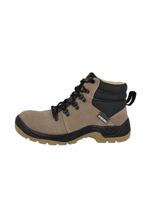Bota de senderismo de ante marrón y negro con cordones negros, cuello acolchado en el tobillo, suela resistente y tira de agarre en la parte trasera.