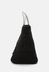 Svart vävd handväska i triangulär form, med en strukturerad yta och kontrasterande vita läderhandtag. Kompakt och unik design.