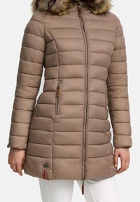 Béžový péřový kabát s horizontálním prošíváním, s kapucí z umělé kožešiny, dvěma bočními kapsami na zip a předním zapínáním na zip.