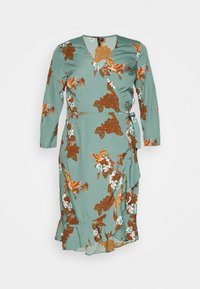 Teal-värisestä kankaasta valmistettu wrap-mekko, jossa on oranssi- ja valkopainanteinen kukka- ja lintukuosi. Mekossa on pitkät hihat, solmittava vyötärö ja röyhelöhelma.