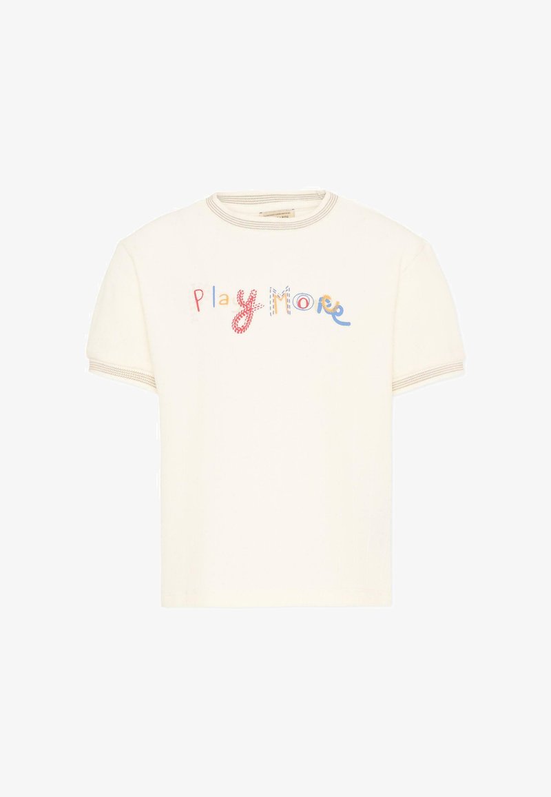 T-shirt crème à manches courtes avec texte multicolore brodé « Play More » sur la poitrine et détails subtils de surpiqûres contrastées sur le col et les manches.